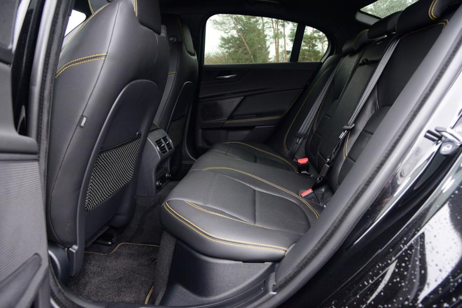 Интерьер Jaguar XE 300 Sport 2018 года  (UK) (фото 17 из 24)